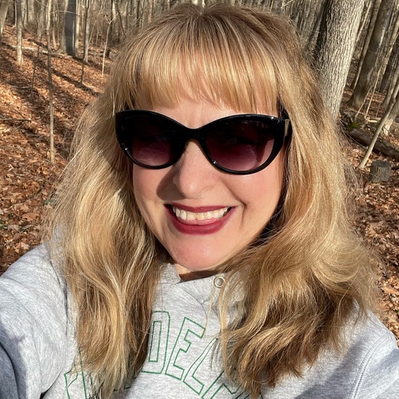 Meet your Posher, Jennifer! ✌️ - Picture 2 of 10